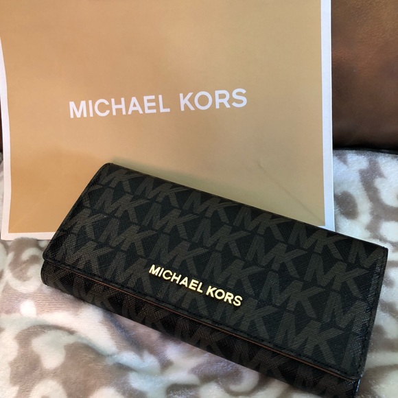 ❌❌SOLD OUT❌❌Michael Kors - Jet Set Travel wallet - Picture 2 of 4